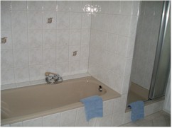 Bad mit Dusche und Wanne