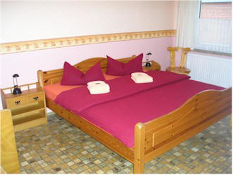 Zimmer mit einem Ehe- und Kinderbett