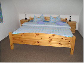 Schlafzimmer mit Doppel- und Kinderbett